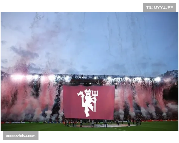 欧联杯赛场亮点：流浪者球迷巨型TIFO震撼全场引热议